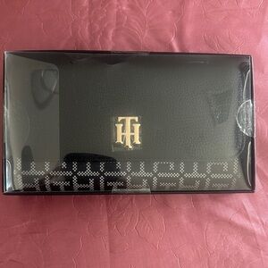 Tommy Hilfiger Black Men's Wallet with Gold Logo